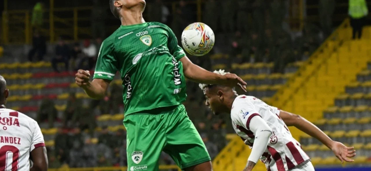 Jorge Luis Ramos y César Haydar disputaron un balón aéreo - VizzorImage / Felipe Caicedo