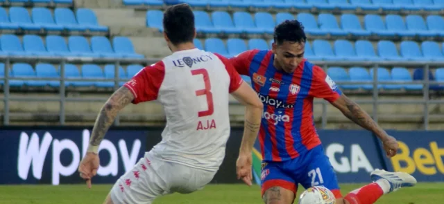 José Ajá busca interceptar un remate de Ricardo Márquez - VizzorImage / Gustavo Pacheco