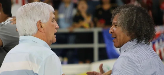 Julio Comesaña se saluda con Alberto Gamero - VizzorImage / Jairo Cassiani