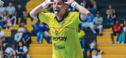 Arnobis Botero fue la figura de la victoria de Leones. / Foto: Vizzorimage.