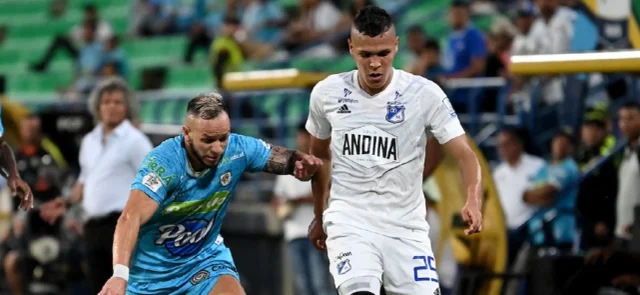 Luis Paredes no se quiso perder el clásico y llegó en Transmilenio. / Foto: Vizzorimage.