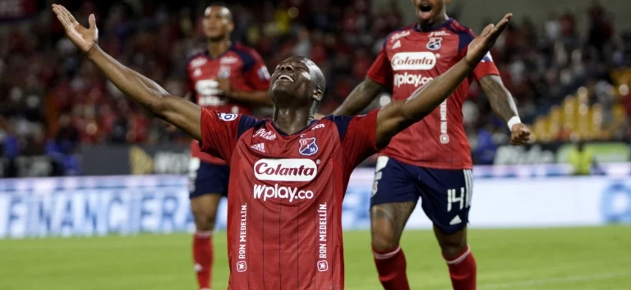 Tercera victoria para el estratega Alfredo Arias - VizzorImage / Juan A. Cardona