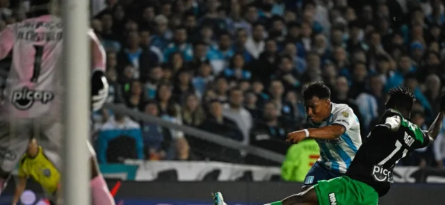 Nacional sufrió ante Racing / AFP