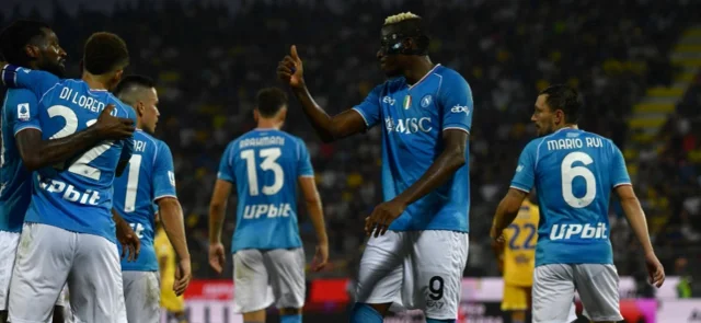 Nápoli inició con triunfo la defensa de su título / AFP