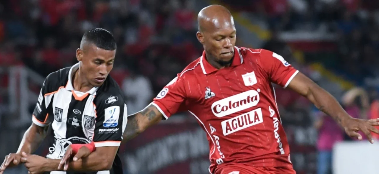 Rubio España combate un balón con Edwin Velasco - VizzorImage / Oswaldo Paez