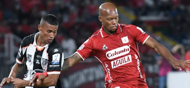 Rubio España combate un balón con Edwin Velasco - VizzorImage / Oswaldo Paez