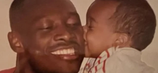 Freddy Rincón alzando a su hijo mayor, Sebastián - Twitter: @SRincon14