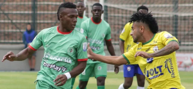 Joan Cajares enfrenta a Mario Ramírez - VizzorImage / Yulieth Rincon