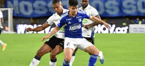 Daniel Ruiz (azul) defiende un balón de Fainer Torijano (blanco) - VizzorImage / Felipe Caicedo