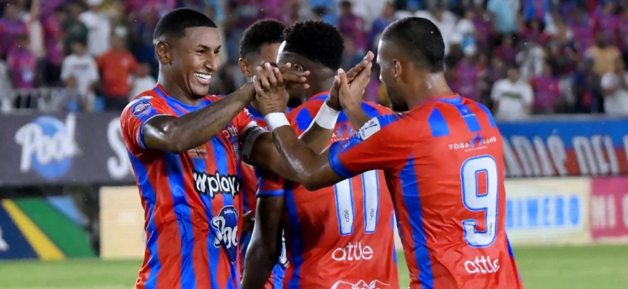 Juan Camilo Angulo celebra con Isaac Camargo - VizzorImage / Miguel Vermeire