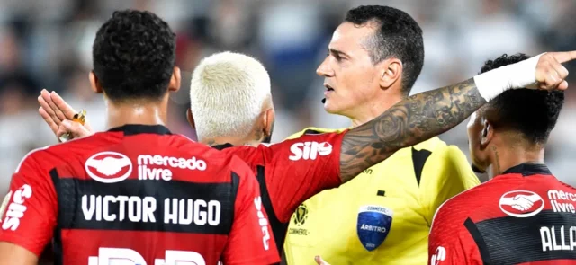 Wilmar Roldán rodeado de futbolistas de Flamengo - AFP