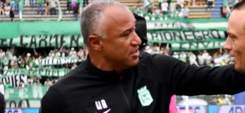 William Amaral saludando a Alejandro Restrepo. Foto: VizzorImage / Luis Benavides