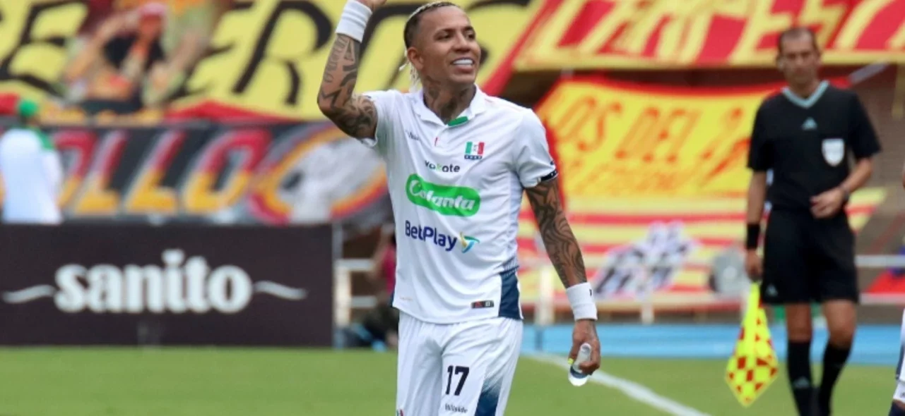 Dayro Moreno fue la figura del partido - VizzorImage / Pablo Bohórquez