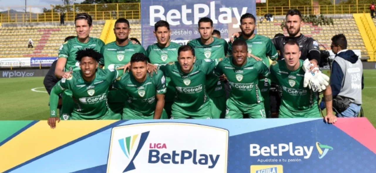 Mira como el palo le dijo no a La Equidad. / Foto: Vizzorimage.