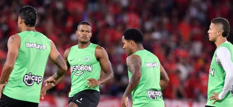 Futbolistas de Atlético Nacional calientan previo al duelo ante América - VizzorImage / Gabriel Aponte