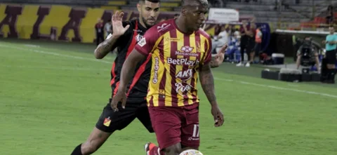 Adrián Balboa busca quitarle el balón a Marlon Torres - VizzorImage / Juan Torres