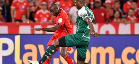 Adrián Ramos enfrenta a Germán Mera - VizzorImage / Gabriel Aponte