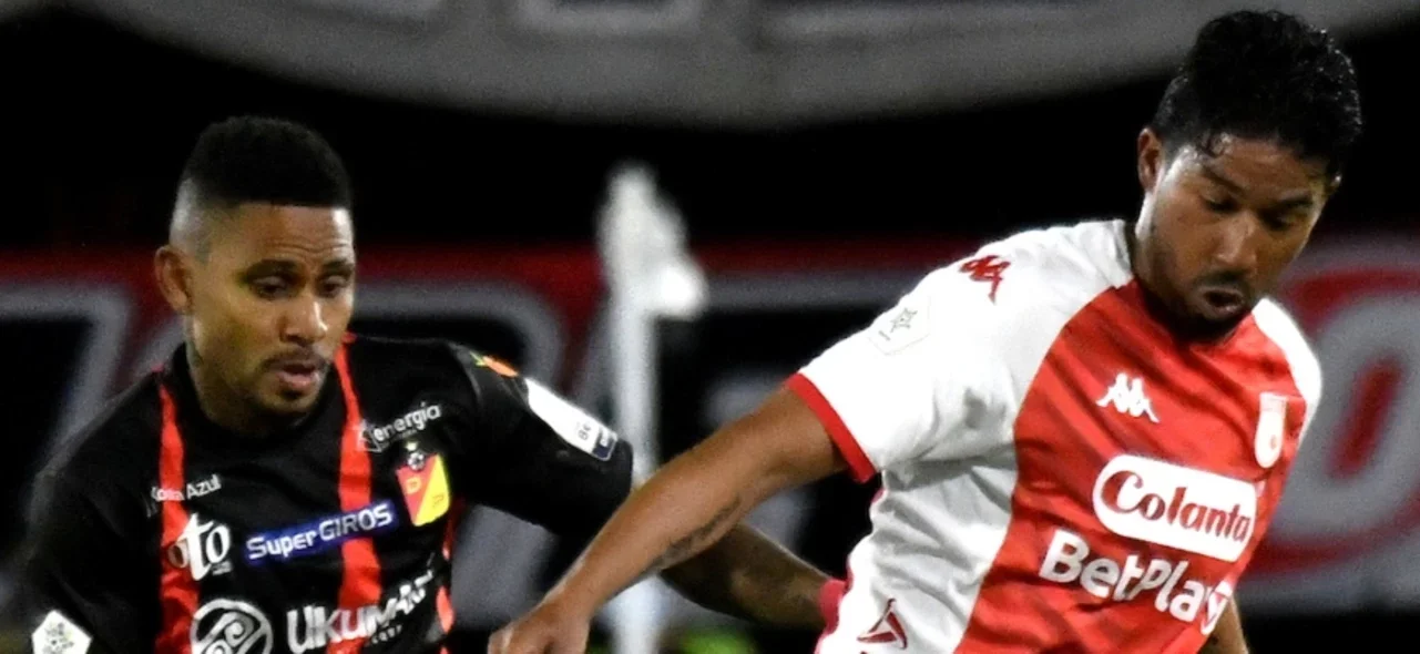 Arley Rodríguez disputa un balón con Christian Marrugo - VizzorImage / Luis Ramirez