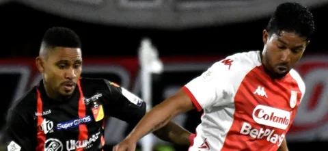 Arley Rodríguez disputa un balón con Christian Marrugo - VizzorImage / Luis Ramirez