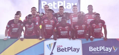 Mira la atajada del arquero de Medellín. / Foto: Vizzorimage.