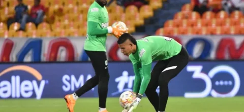 Mira la atajada del arquero de Nacional. / Foto: Vizzorimage.