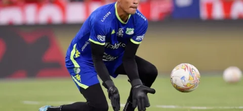 El arquero de Cali evitó el segundo gol de América. / Foto: Vizzorimage.
