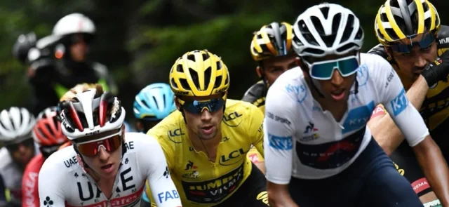 Primoz Roglic y Egan Bernal en subida de montaña - AFP