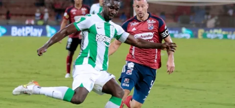 Cristian Zapata y Luciano Pons disputan un balón - VizzorImage / Donaldo Zuluaga