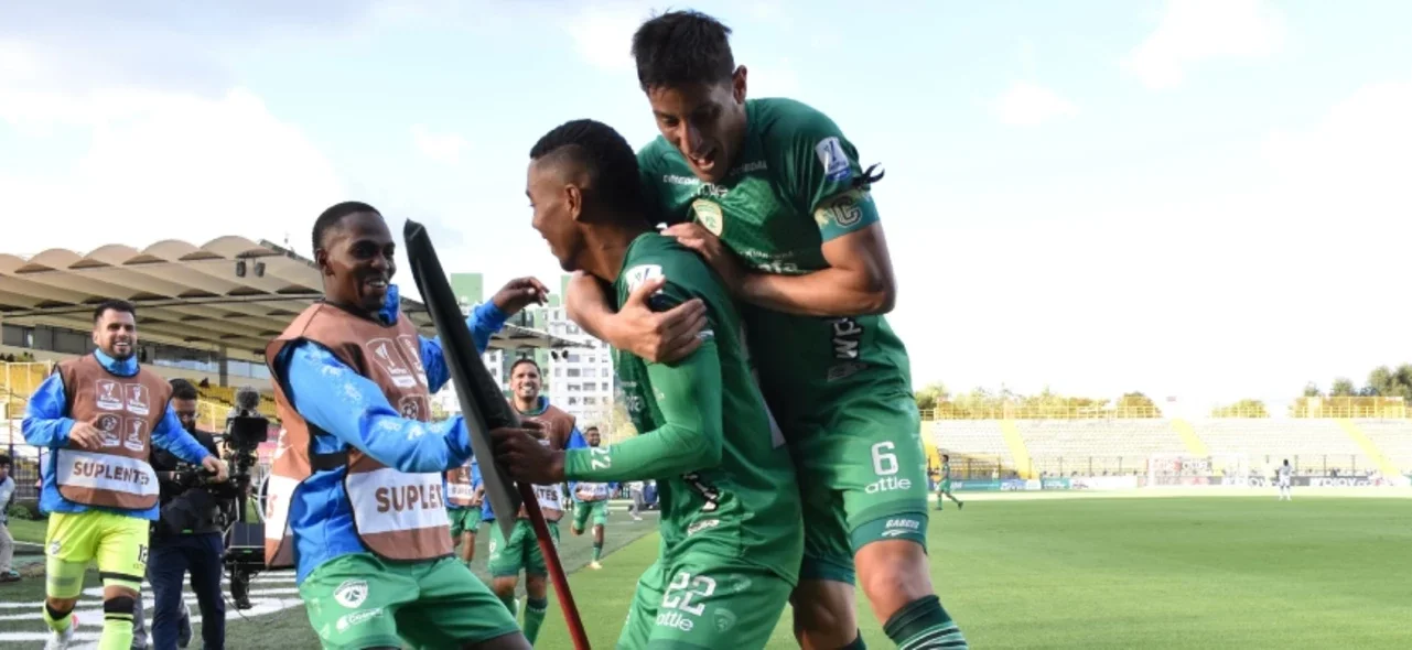 Pablo Lima celebra con David Camacho el triunfo de La Equidad - VizzorImage / Felipe Caicedo