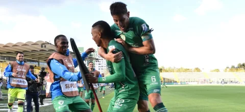 Pablo Lima celebra con David Camacho el triunfo de La Equidad - VizzorImage / Felipe Caicedo