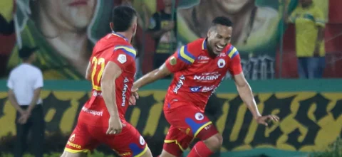 Darwin López celebra con Israel Alba - VizzorImage / Jaime Moreno