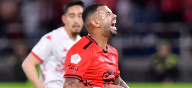 Edwin Cardona sufre una falta ante Santa Fe - VizzorImage / Gabriel Aponte