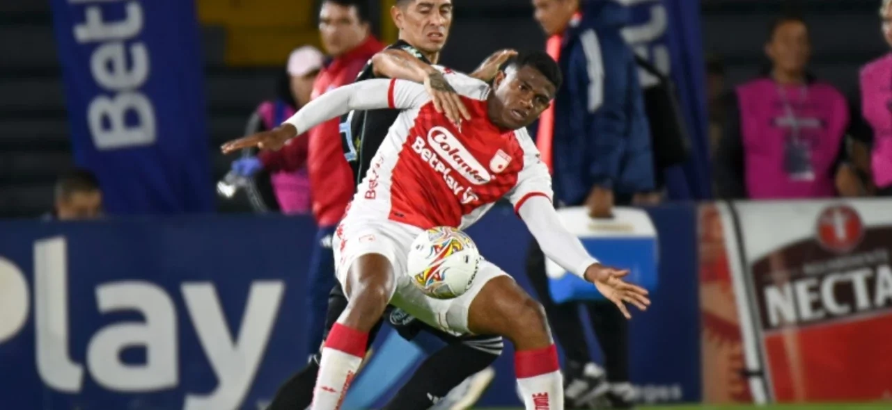 Yeison Moreno protege un balón de Emmanuel Olivera - VizzorImage / Samuel Norato