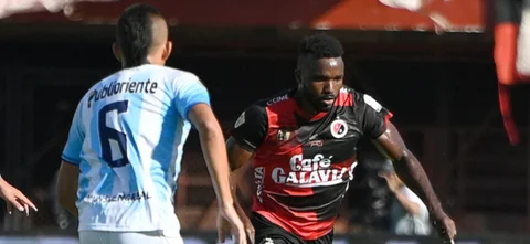 Faiber Mendoza busca evitar el paso de Alexander González - VizzorImage / Juan Pablo Bayona