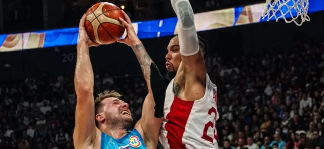 Doncic no pudo terminar el duelo ante Canadá - AFP