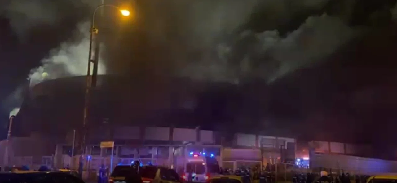 Estadio Erasmo Iacovone de Italia en llamas - Pantallazo