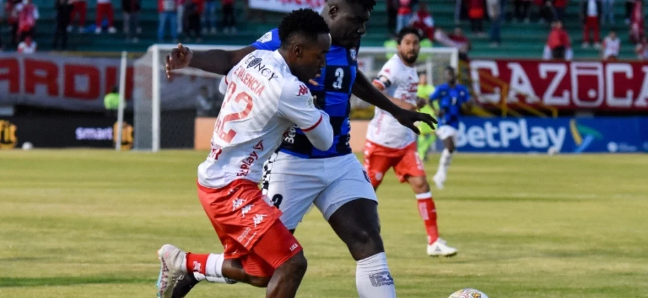 Ever Valencia quiere robarle el balón a Elkin Mosquera - VizzorImage / Edward Leguizamon