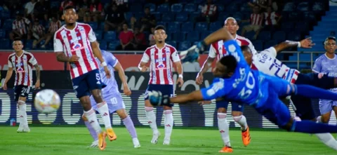 Junior y su baja con la expulsión de Vélez. / Foto: Vizzorimage.