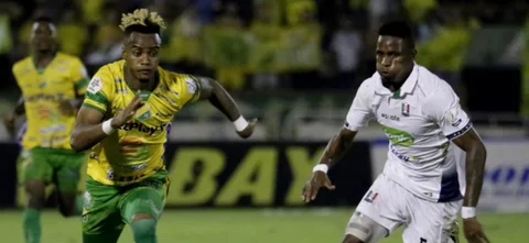 Faber Gil y Luis Pérez disputan un balón - VizzorImage / Sergio Reyes