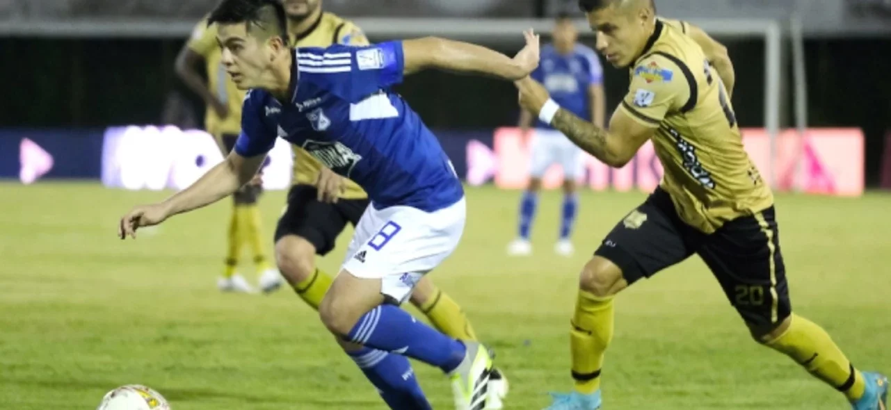 Millonarios y la falta ante Águilas Doradas. / Foto: Vizzorimage.