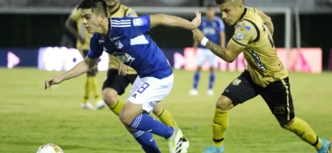 Millonarios y la falta ante Águilas Doradas. / Foto: Vizzorimage.