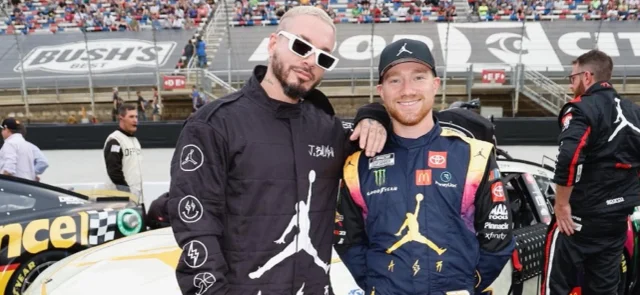 J Balvin y Tyler Reddick posan frente a su carro de la Nascar - Instagram: @23xiracing