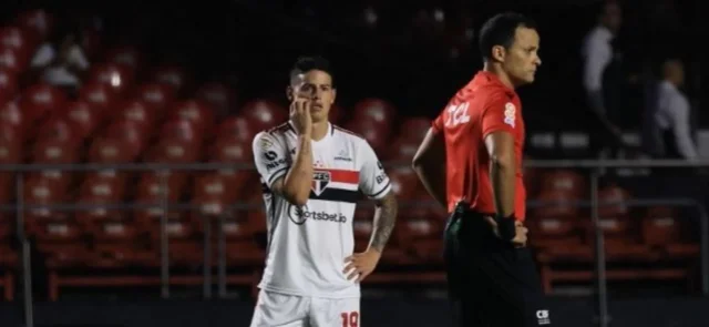 James y un nuevo ‘tropiezo’ / AFP