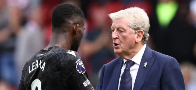 Jefferson Lerma habla con Roy Hudgson - Jugador y técnico de Crystal Palace - AFP