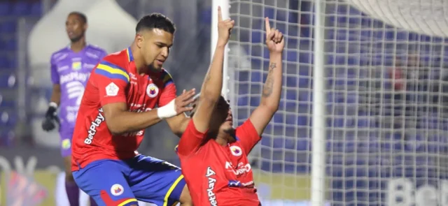 Jesús Quintero celebra con Jerson Malagón el gol de Pasto - VizzorImage / Leonardo Castro