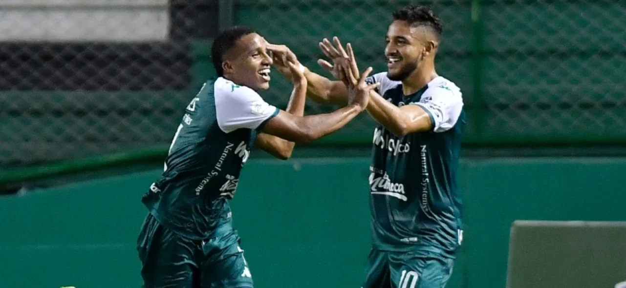 Juan José Córdoba celebra con Andrés Arroyo - VizzorImage / Gabriel Aponte