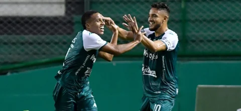 Juan José Córdoba celebra con Andrés Arroyo - VizzorImage / Gabriel Aponte