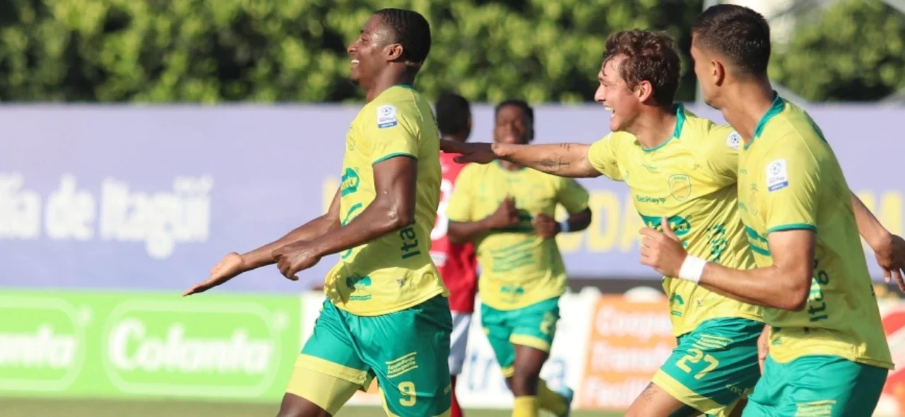 Juan Valencia celebra el gol a Barranquilla - VizzorImage / Daniel Gallo
