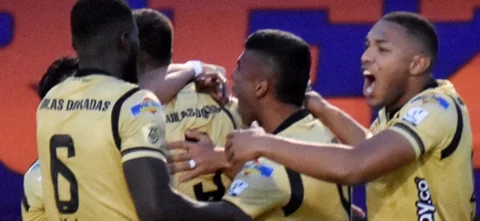 Jugadores de Águilas Doradas celebran el gol ante Boyacá Chicó - VizzorImage / Macgiver Baron