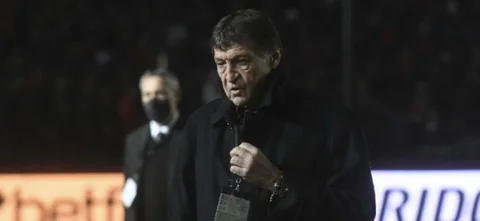 Julio César Falcioni empujó al árbitro / AFP